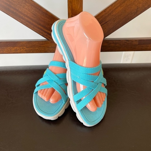 Lands End aqua pool blue canvas sandals in size 9 summer vacation blue slip on - Picture 1 of 13